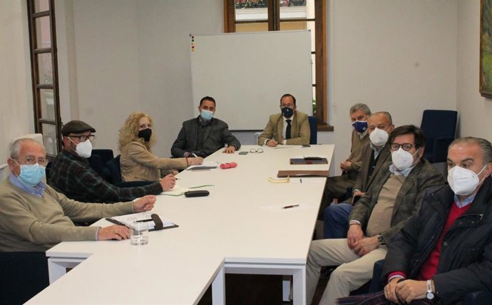 Reunión de los ediles de Participación y Cultura con representantes vecinales de Oviedo