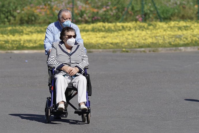 Archivo - Un hombre empuja a otro en silla de ruedas en el Parque Etxebarria en el primer día de desconfinamiento, en el que está permitido salir a hacer deporte de forma individual y pasear con otra persona con la que se conviva, a determinadas horas y