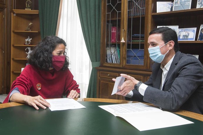 El presidente de la Diputación de Almería recibe en su despacho a Patricia Ramirez, madre de Gabriel.