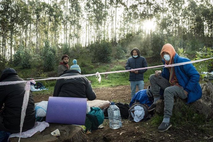 Migrantes en el campamento de Las Raíces