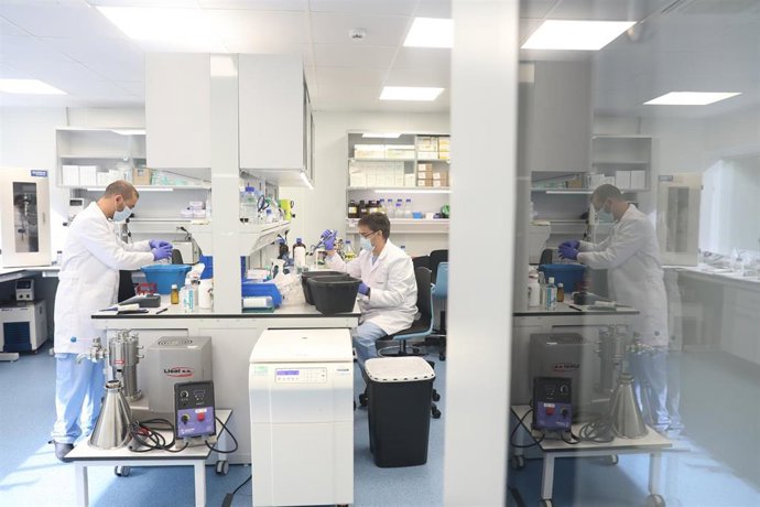 Archivo - Investigadores trabajando en las instalaciones de una nueva factoría de la empresa ALGENEX dedicada a la producción de vacunas en Tres Cantos (Madrid)