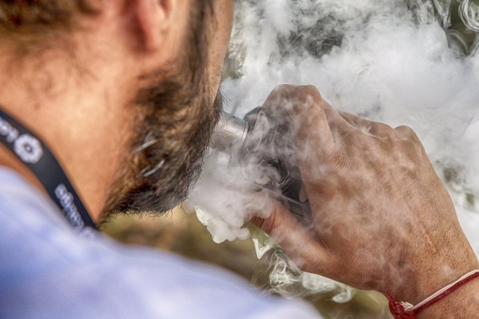 Un hombre vapeando.