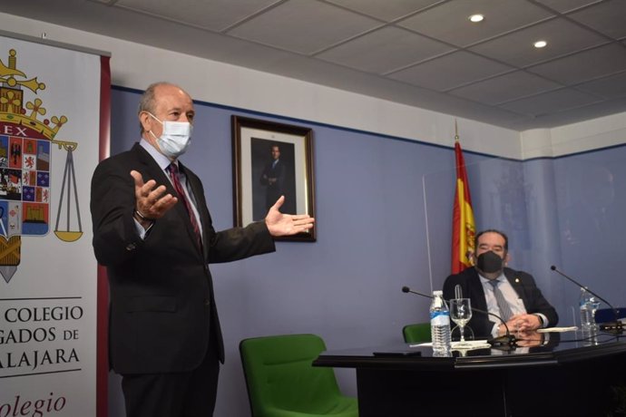 El ministro de Justicia, Juan Carlos Campo, en el Colegio de Abogados de Guadalajara.