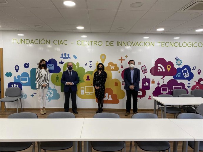 Díaz y Jiménez (centro), entre Recio y Lloris, en la sede de la Fundación CIAC.