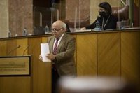 El consejero andaluz de Salud se disculpa al salir "un momento" por la calle sin mascarilla por "un despiste"