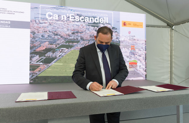 Ábalos preside la firma del convenio entre el SEPES (Entidad Pública Empresarial del Suelo) y la Conselleria de Mobilitat i Habitatge del Govern de les Illes Balears para el desarrollo de Ca n'Escandell, en Ibiza