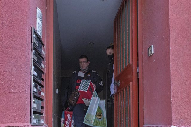 Archivo - José de 40 años abandona su vivienda después de ser desahuciado sin previo aviso en la calle Briquets, 36 en el distrito de Nou Barris, Barcelona, Cataluña (España), a 10 de febrero de 2021. 