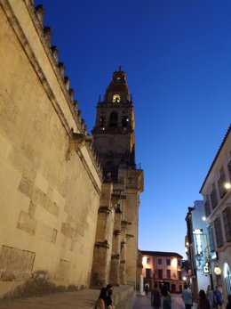Archivo - Imagen nocturna de la torre campanario de la Mezquita-Catedral de Córdoba.