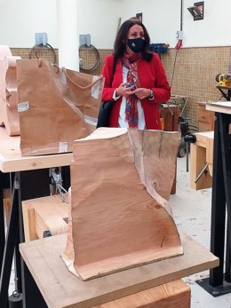 Archivo - La delegada de Educación, Estela Villalba, en una visita a las obras en la Escuela León Ortega, en una imagen de archivo.