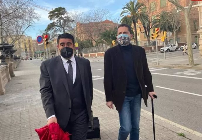 El excura y su abogado saliendo de la Audiencia Provincial tras la primera sesión del juicio el pasado 28 de enero de 2021. 
