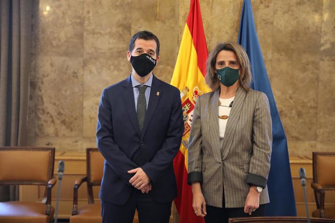 El consejero de Desarrollo Económico y Empresarial, Mikel Irujo, posa con la vicepresidenta cuarta y ministra para la Transición Ecológica y el Reto Demográfico, Teresa Ribera