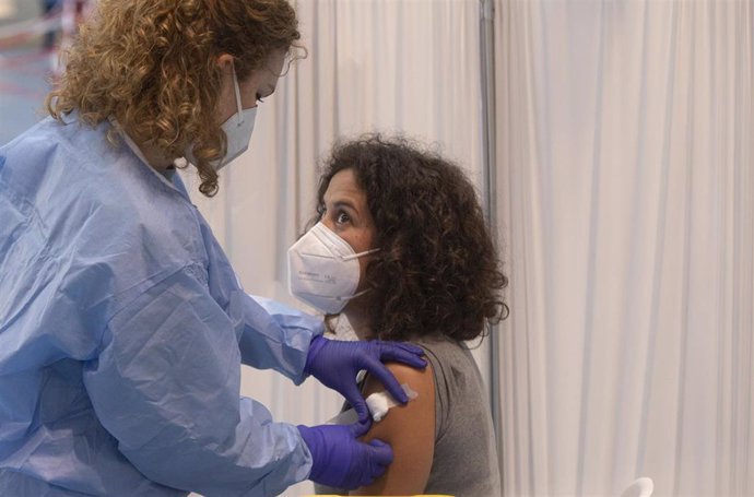 Una mujer tras recibir una dosis de la vacuna contra la COVID-19 de AstraZeneca en Sevilla (Andalucía, España), a 24 de marzo de 2021.