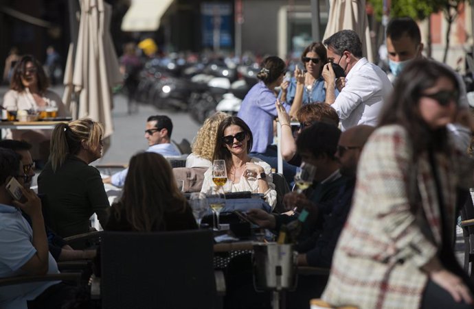 Personas en la terraza de un bar en Sevilla (Andalucía, España), a 12 de marzo de 2021.