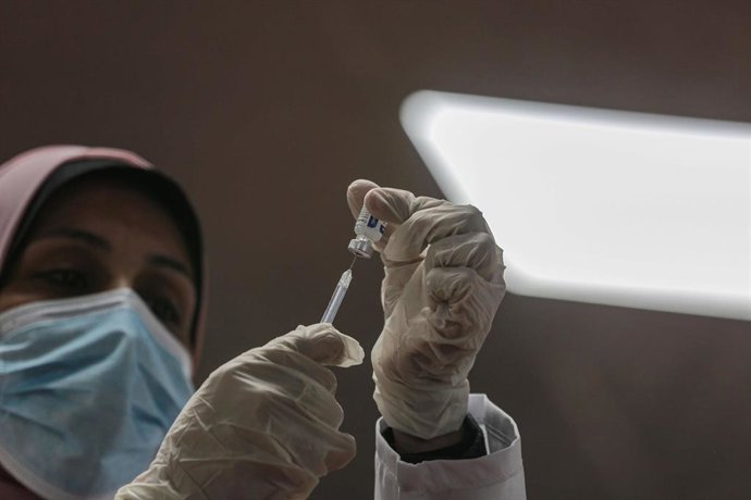 Archivo - Una profesional sanitaria prepara una dosis de la vacuna contra la COVID-19 en Gaza. 
