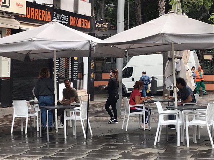 Archivo - Terraza de una cafetería en Santa Cruz de Tenerife