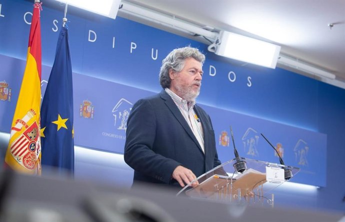 El diputado de Unidas Podemos, Juan López de Uralde, informa en rueda de prensa en el Congreso de los Diputados sobre la ponencia del proyecto de Ley de Cambio Climático.