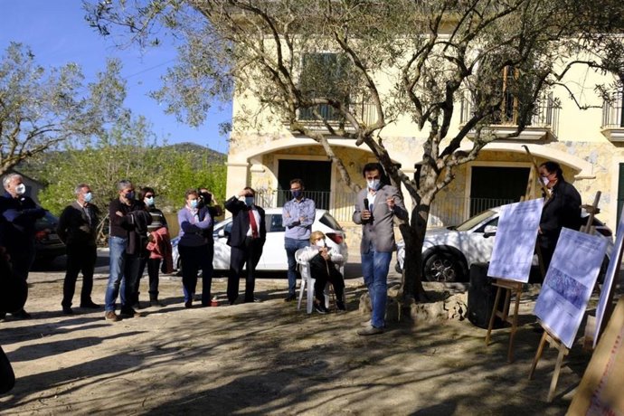 Visita del conseller insular de Movilidad e Infraestructuras, Iván Sevillano, al centro cívico de Son Maci.