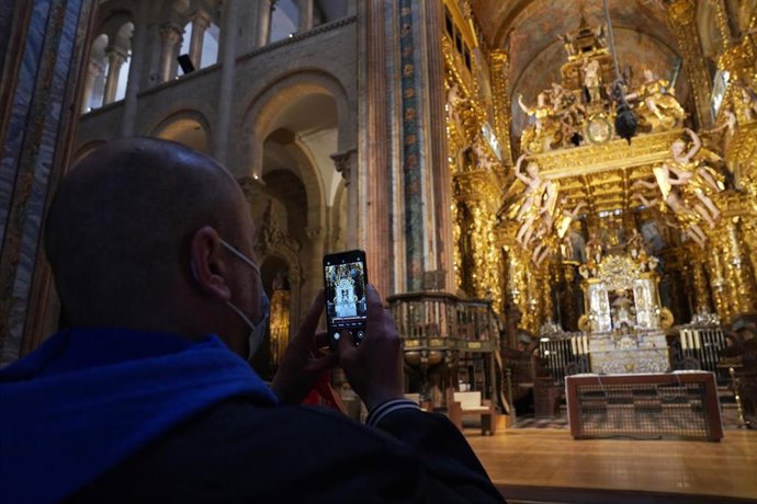Un turista echa una fotos en el interior de la Catedral de Santiago durante el puente de San José, en Santiago de Compostela, en A Coruña, Galicia (España), a 20 de marzo de 2021. 