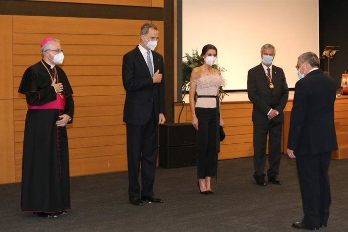El copríncipe d'Andorra Joan Enric Vives, els Reis d'Espanya Felipe i Letizia, el representant de l'altre copríncipe (Emmanuel Macron), Patrick Strozda, i l'ambaixador d'Espanya a Andorra, ngel Ros, en el sopar ofert als Reis d'Espanya