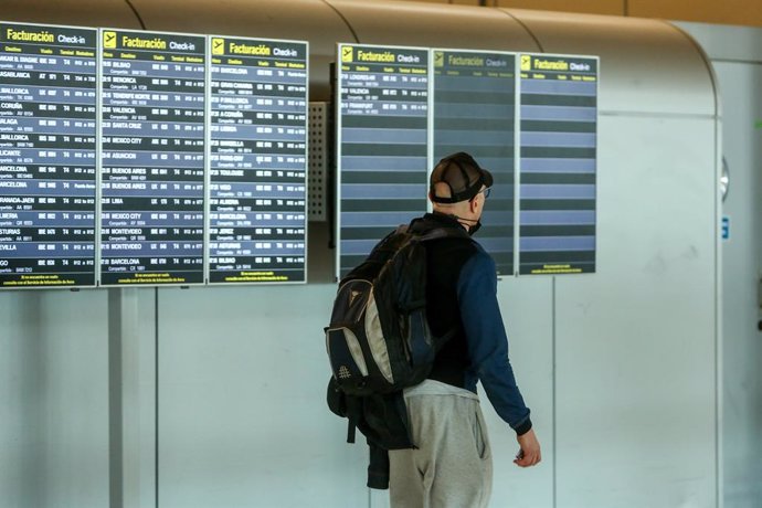 Un hombre camina con una mochila en la terminal T4 del Aeropuerto Adolfo Suárez Madrid-Barajas, en Madrid (España), a 15 de marzo de 2021. El Gobierno ha prorrogado hasta el próximo 30 de marzo la limitación de los vuelos directos y buques de pasaje ent