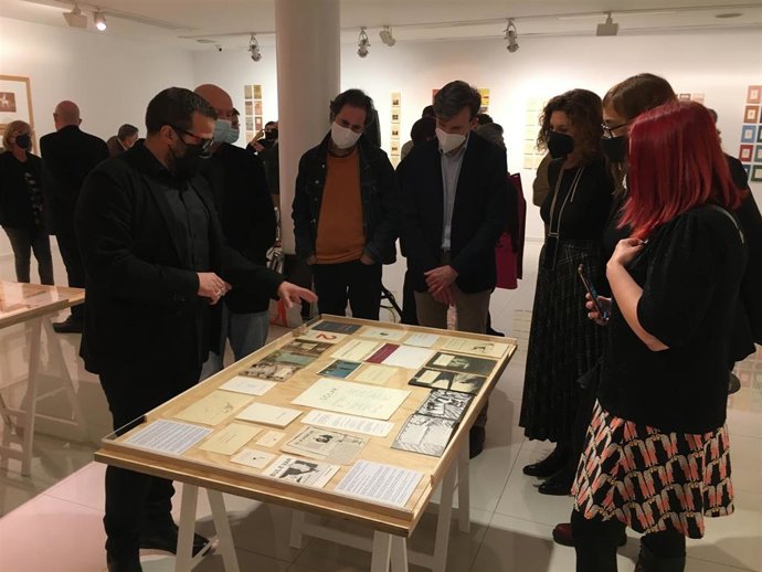 La sala de arte El Brocense de Cáceres recuerda al escrtitor Julián Rodríguez con una exposición sobre su trayectoria