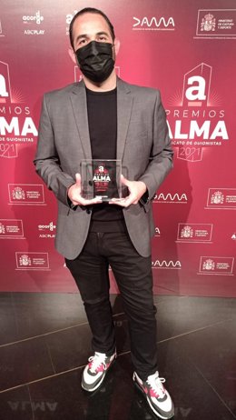 El chelero Ángel Toledo, premiado junto al equipo de guión de Pasapalabra como el Premio ALMA al Mejor Guión de Concurso