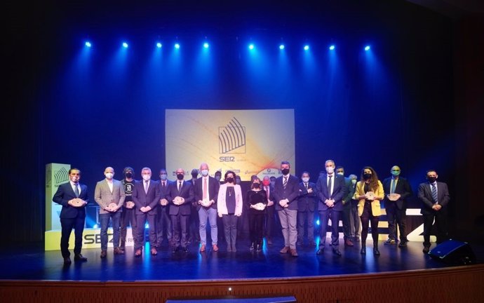 Los galardonados y organizadores de los I Premios Radio Rioja