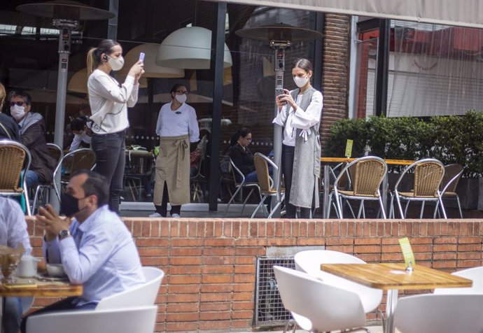 Archivo - Un grupo de personas en una cafetería de Bogotá, pocos días después de que las autoridades aprobaran la reapertura económica, tras cinco meses de confinamiento.