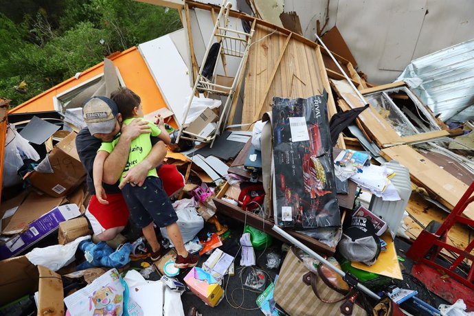 Archivo - 13 April 2020, US, Chatsworth: A man embraces his son among the rubble of their house after the family survived a deadly tornado that killed at least 7 in Murray County Photo: Curtis Compton/TNS via ZUMA Wire/dpa