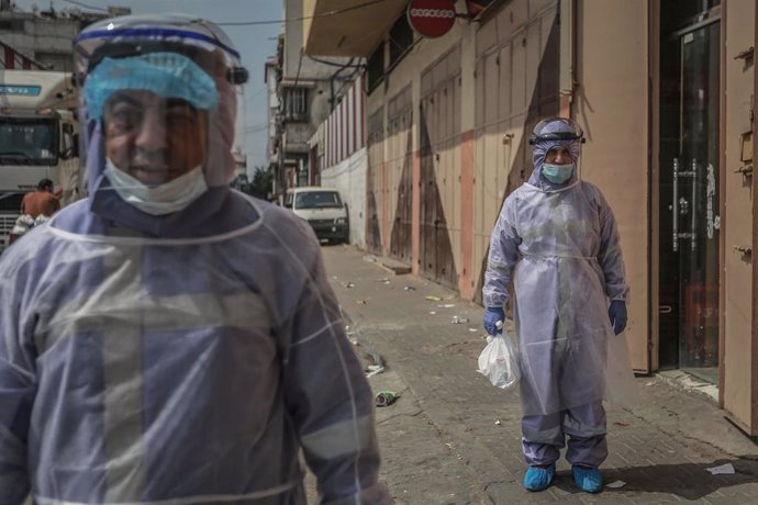 Archivo - Trabajadores sanitarios en la Franja de Gaza durante la crisis del coronavirus.