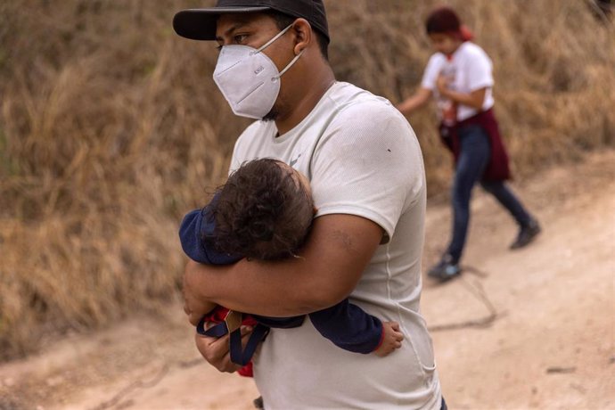 Solicitantes de asilo de Honduras caminan hacia un puesto de control de la Patrulla Fronteriza de los Estados Unidos después de cruzar el Río Grande desde México.