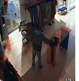 El detenido realizando una sustracción