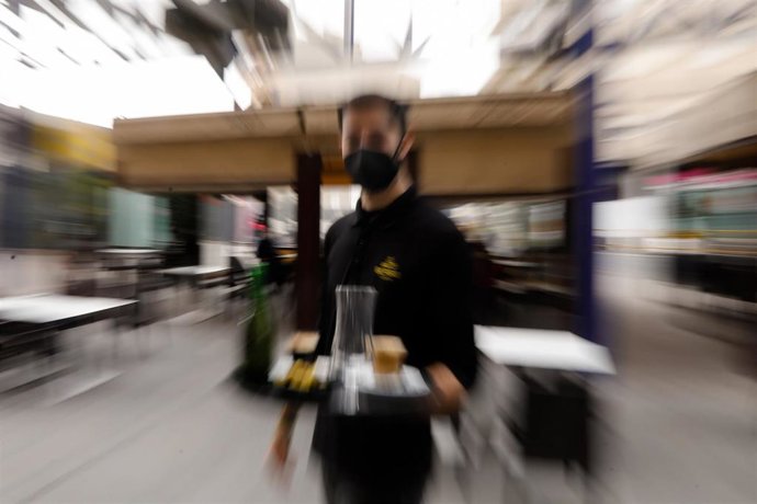 Archivo - Un camarero en la terraza de un bar de Alcantarilla, a 10 de febrero de 2021.