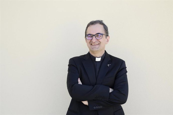 Archivo - El superior mayor de la provincia canónica de la Compañía de Jesús desde julio de 2017, el sacerdote Antonio España Sánchez, pregonero de la Semana Santa de Zaragoza 2021