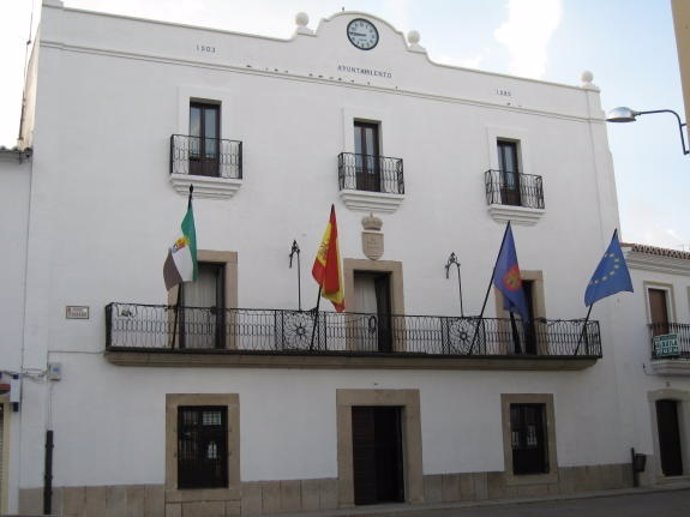 Fachada principal del Ayuntamiento de Malpartida de Cáceres.