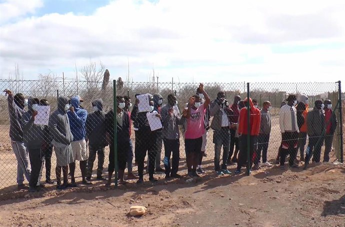 Varios inmigrantes, en el campamento de acogida de El Matorral, en Puerto del Rosario, Fuerteventura