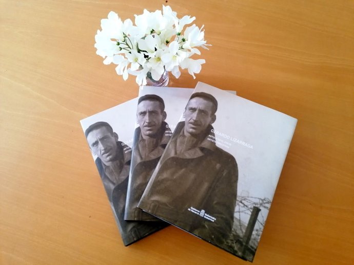 Ejemplares del libro sobre Gerardo Lizarraga