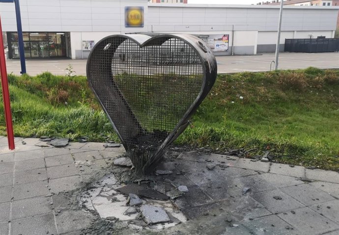 Contenedor de tapones de plástico quemado en Miranda de Ebro (Burgos).