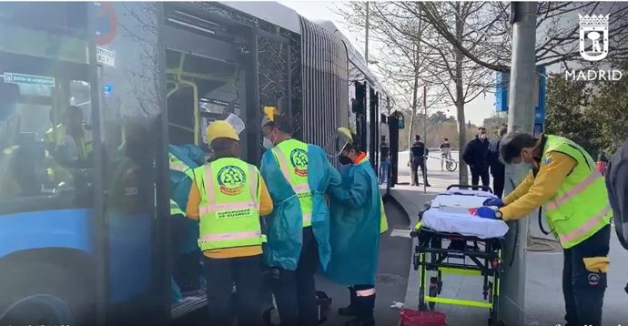 Apuñalado una mujer en un autobus especial de la EMET por un pasajero, ya detenido