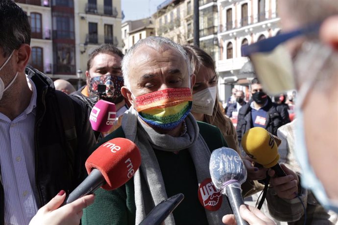 El secretario general de UGT, Pepe Álvarez ofrece declaraciones a los medios de comunicación durante una concentración conjunta dentro de la campaña Ahora Sí Toca, en la Plaza de Zocodover, en Toledo, Castilla-La Mancha, España, a 11 de marzo de 2021.