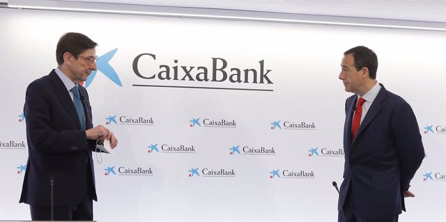 El president de CaixaBank, José Ignacio Goirigolzarri (e), i el conseller delegat de l'entitat, Gonzalo Gortázar (Arxiu)