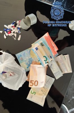 Efectos intervenidos al desmantelar un punto venta de drogas en Málaga capital