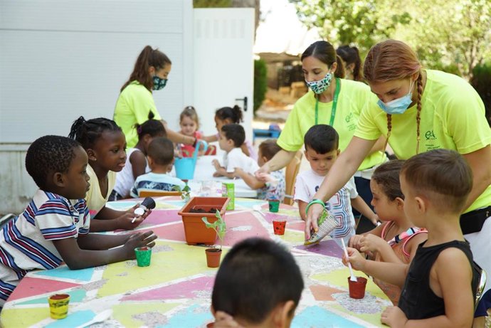 Desayunos a menores ofrecidos por la Asociación Entre Amigos de Sevilla