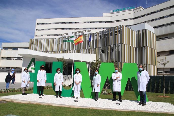 Los sanitarios del Hospital Virgen Macarena que elaboraron el estudio premiado