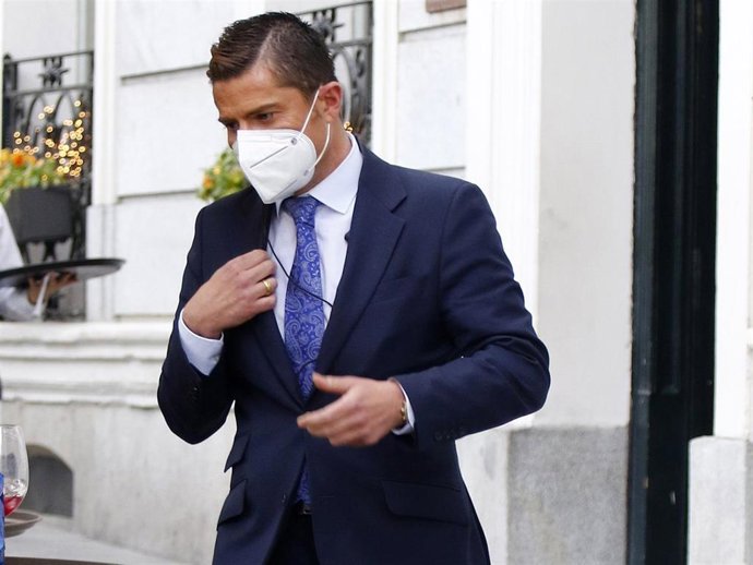 Alfonso Merlos disfrutó de un relajado almuerzo en una conocida terraza de la capital