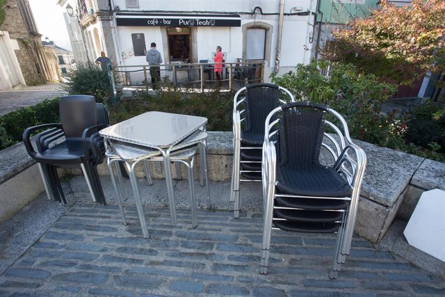 Archivo - Terrazas recogidas en un establecimiento el mismo día de la entrada en vigor de nuevas restricciones impuestas por la crisis del Covid-19 en el municipio de Vilalba, Lugo, (España), a 21 de noviembre de 2020. 