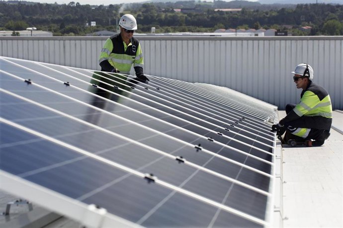 Archivo - Instalacion fotovoltaica de EDP en el Centro Logistico de Mas y Mas en Mercasturias.