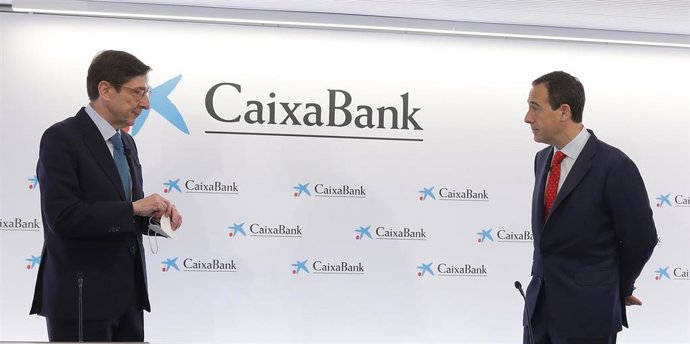 El presidente de CaixaBank, José Ignacio Goirigolzarri (i), y el consejero delegado de la entidad, Gonzalo Gortázar, a su llegada a una rueda de prensa en la Sede social de CaixaBank, en la Sede social de CaixaBank, Valencia, Comunidad Valenciana, (Espa