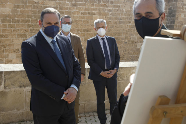 El ministro de Transportes, Movilidad y Agenda Urbana, José Luis Ábalos (i) y el alcalde de Palma de Mallorca, José Hila (d) durante su visita a las obras de restauración y rehabilitación del Baluard del Príncep.