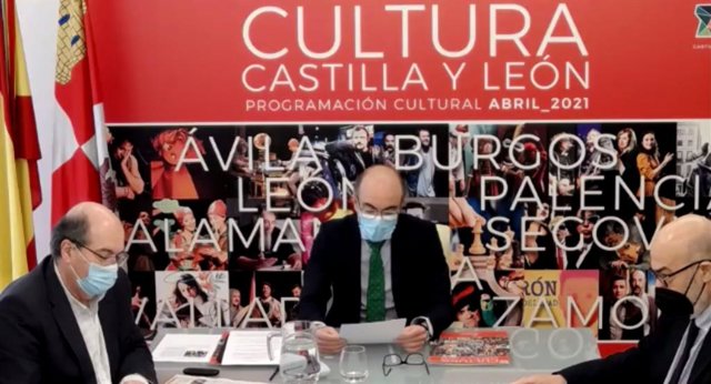 Javier Ortega (centro), acompañado de José Ramón González (izquierda) y Juan González-Posada (derecha).